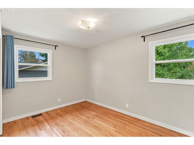 730 E CLARENDON St, Gladstone, OR 97027