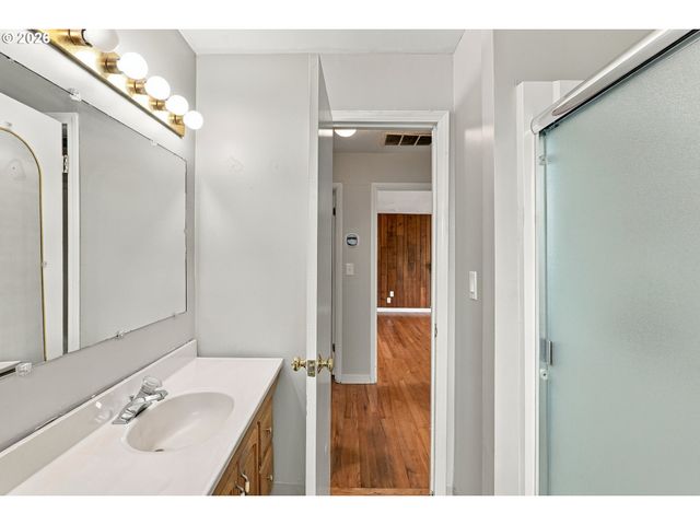 730 E CLARENDON St, Gladstone, OR 97027