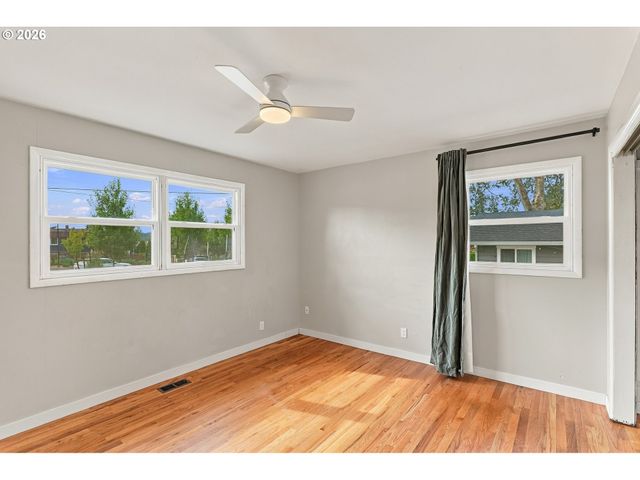 730 E CLARENDON St, Gladstone, OR 97027