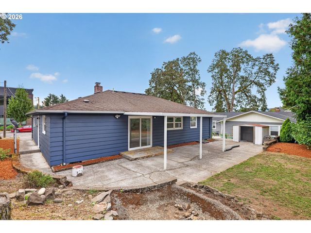 730 E CLARENDON St, Gladstone, OR 97027
