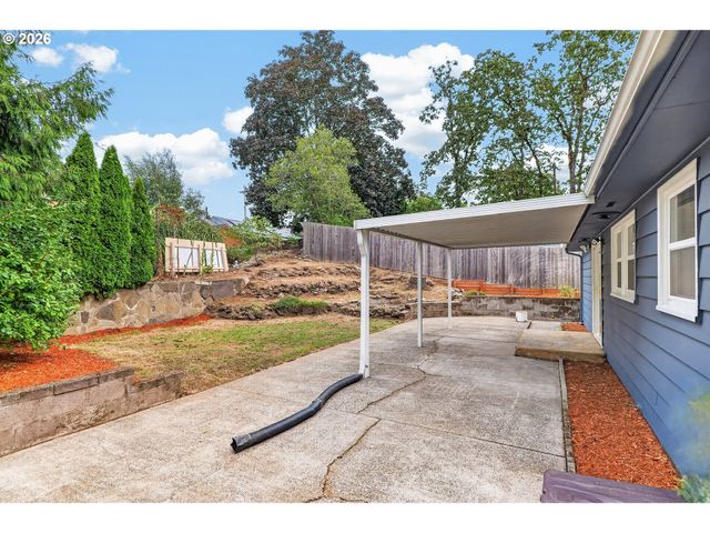 730 E CLARENDON St, Gladstone, OR 97027