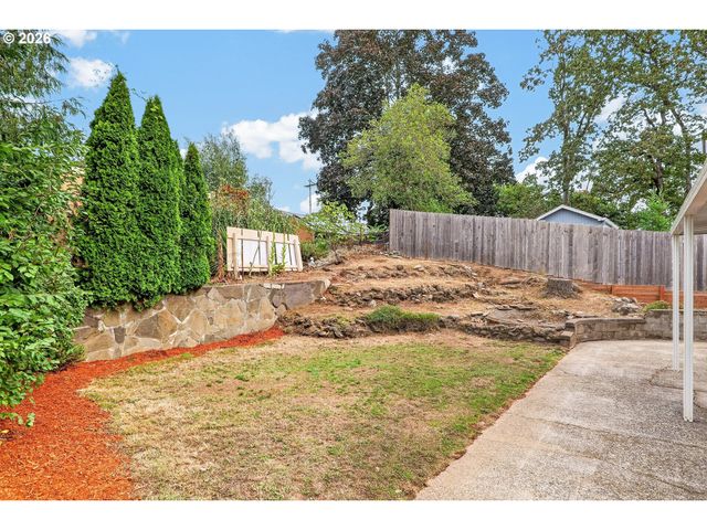 730 E CLARENDON St, Gladstone, OR 97027