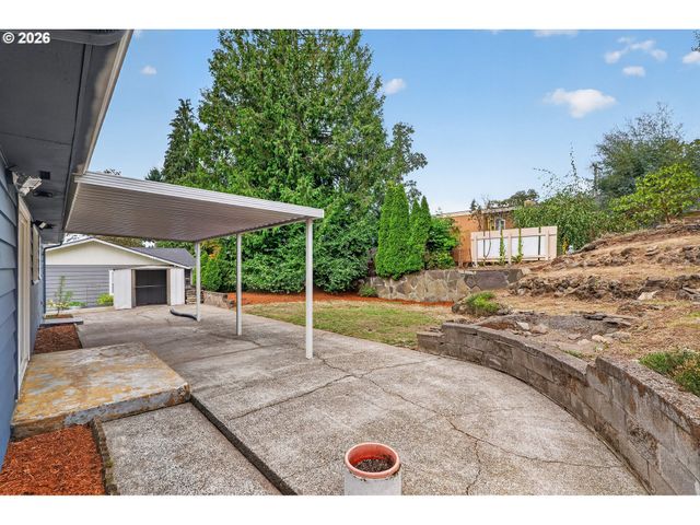 730 E CLARENDON St, Gladstone, OR 97027