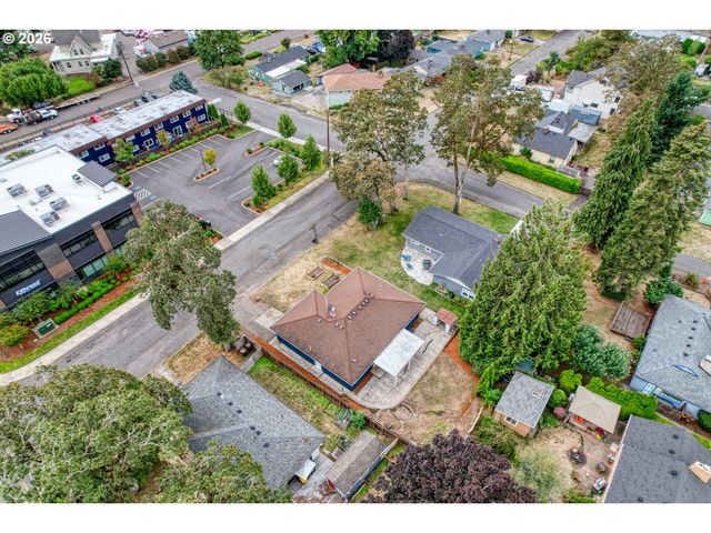 730 E CLARENDON St, Gladstone, OR 97027