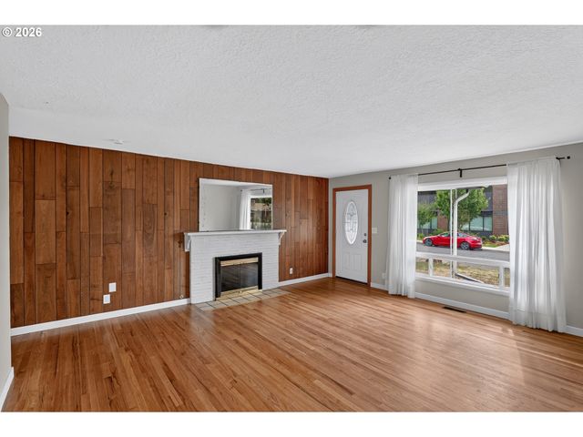 730 E CLARENDON St, Gladstone, OR 97027