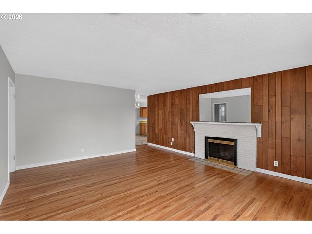 730 E CLARENDON St, Gladstone, OR 97027