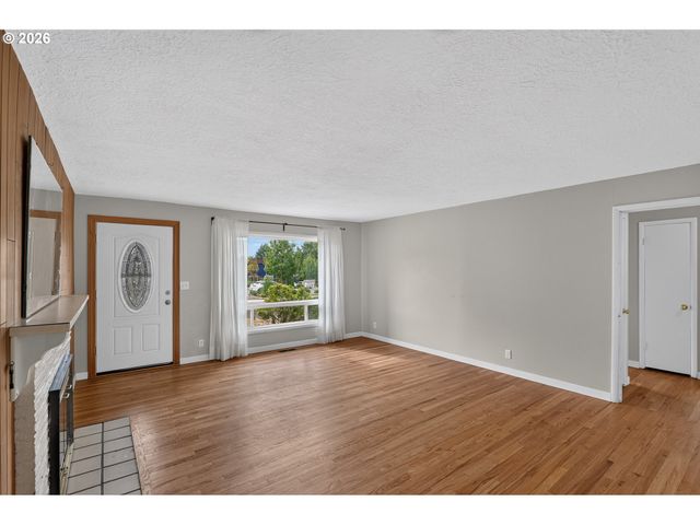 730 E CLARENDON St, Gladstone, OR 97027