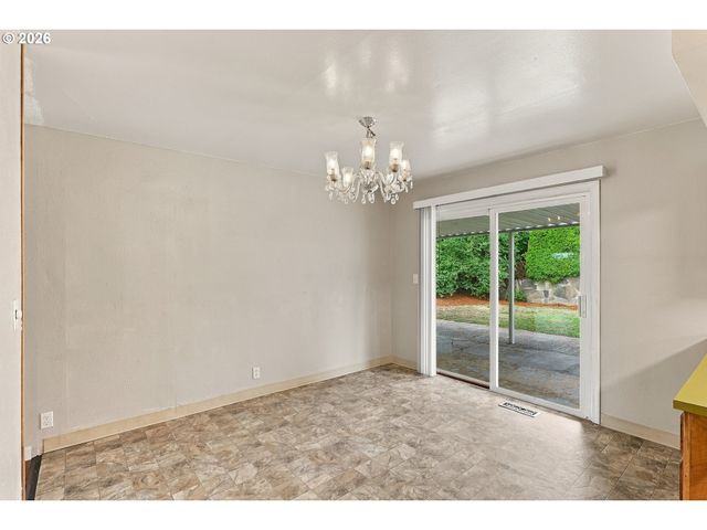 730 E CLARENDON St, Gladstone, OR 97027