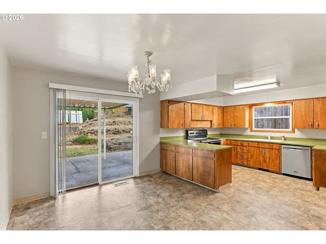 730 E CLARENDON St, Gladstone, OR 97027