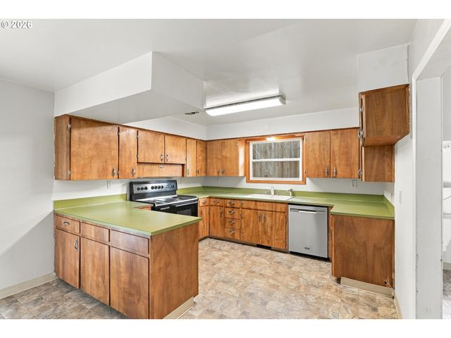 730 E CLARENDON St, Gladstone, OR 97027