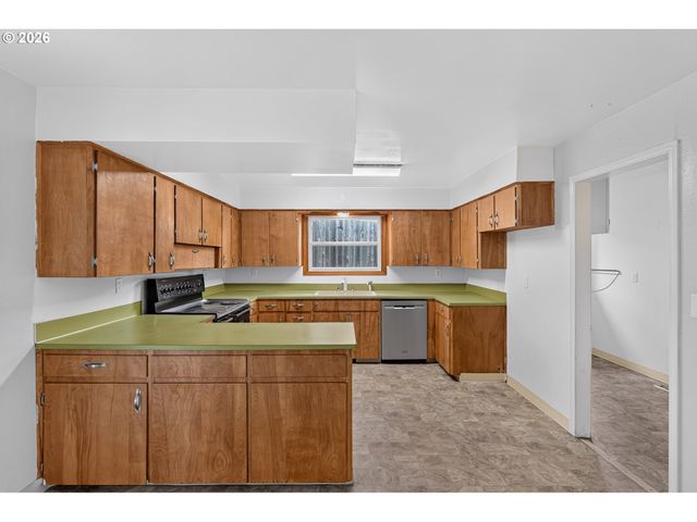 730 E CLARENDON St, Gladstone, OR 97027