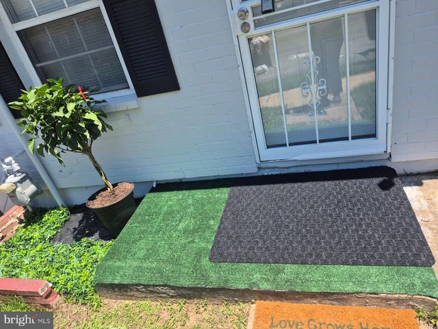 1835 VILLAGE GREEN DR, Hyattsville, MD 20785