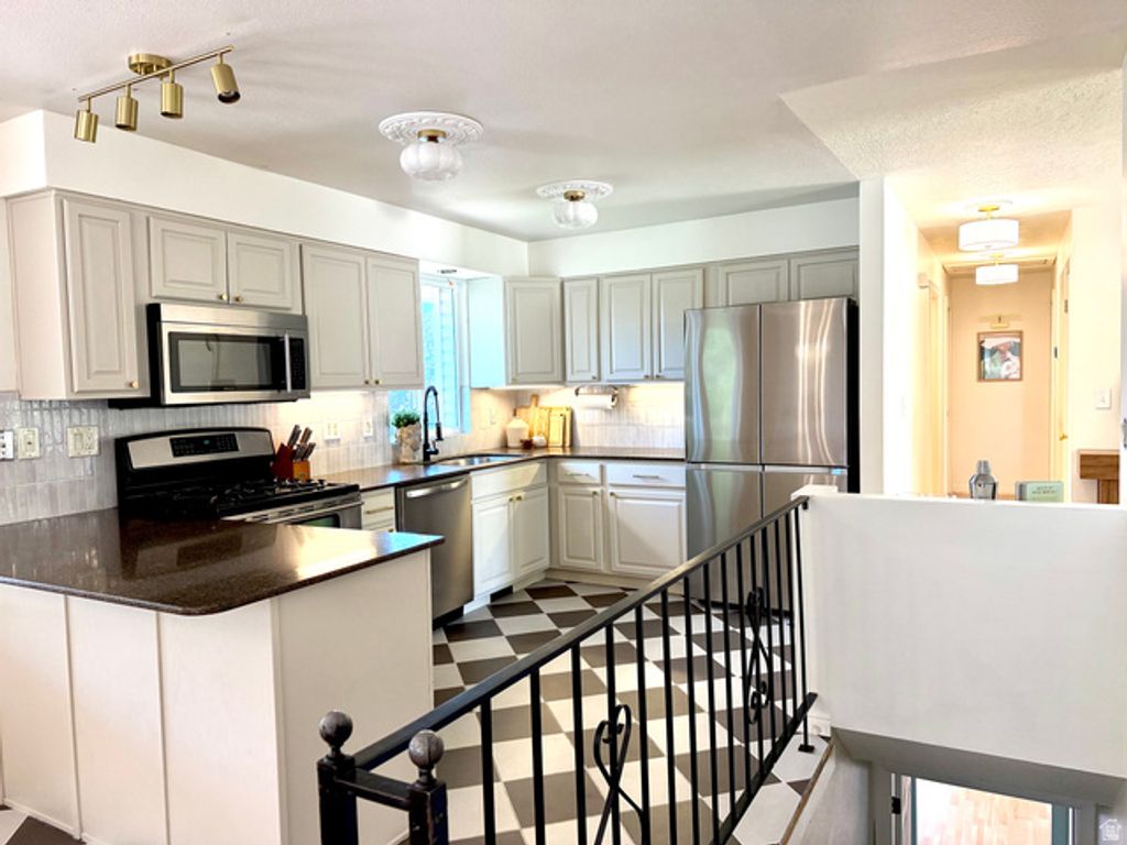 916 E SUNBURN LN, Sandy, UT 84094 — photo 4