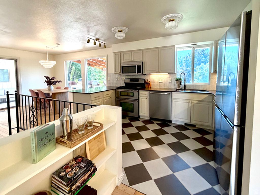 916 E SUNBURN LN, Sandy, UT 84094 — photo 5