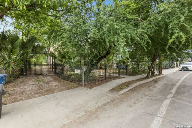 1012 N FLORES ST, San Antonio, TX 78212