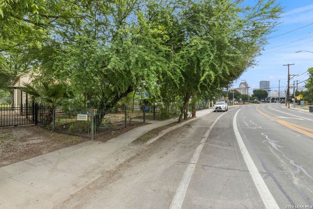 1012 N FLORES ST, San Antonio, TX 78212