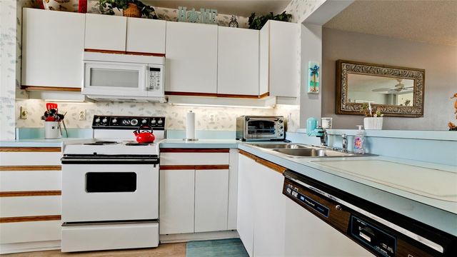 4570 PINEBROOK CIRCLE 302, Bradenton, FL 34209