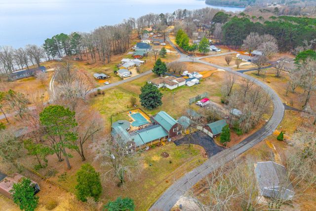 369 Holiday Acres Dr, Springville, TN 38256
