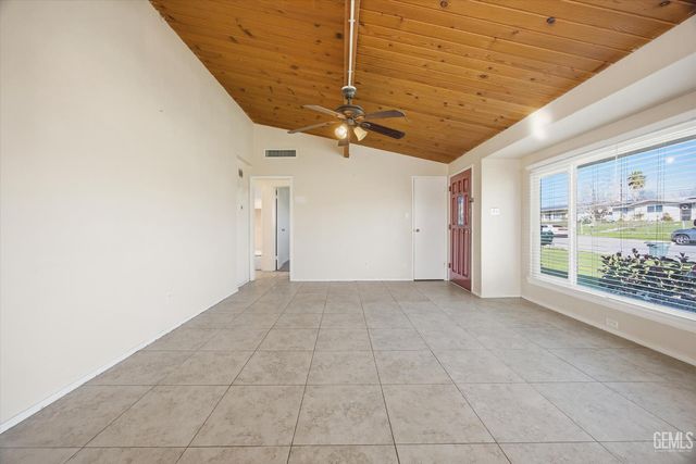 2712 Hollins Street, Bakersfield, CA 93305