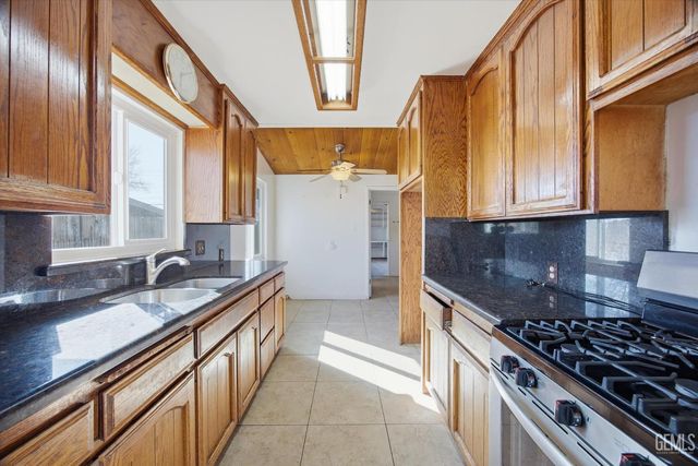 2712 Hollins Street, Bakersfield, CA 93305