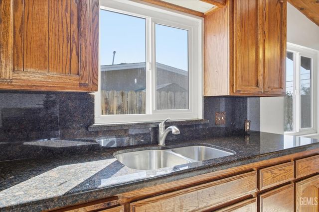 2712 Hollins Street, Bakersfield, CA 93305