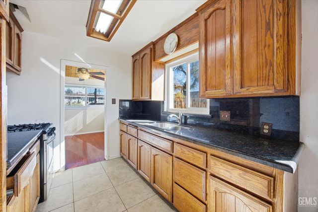 2712 Hollins Street, Bakersfield, CA 93305