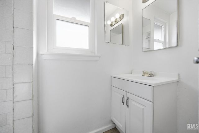 2712 Hollins Street, Bakersfield, CA 93305