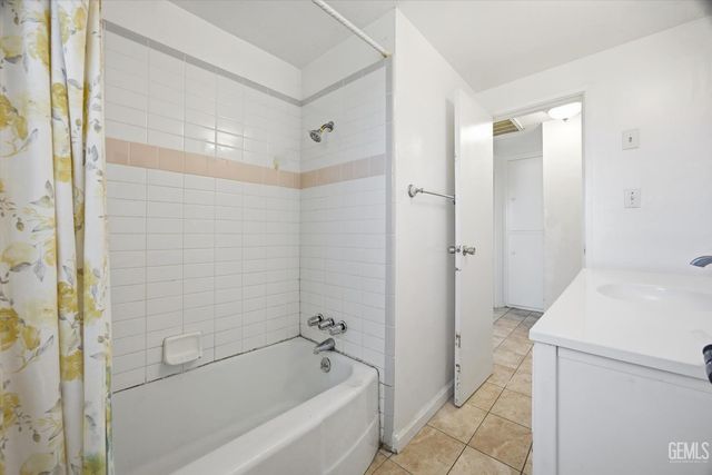 2712 Hollins Street, Bakersfield, CA 93305