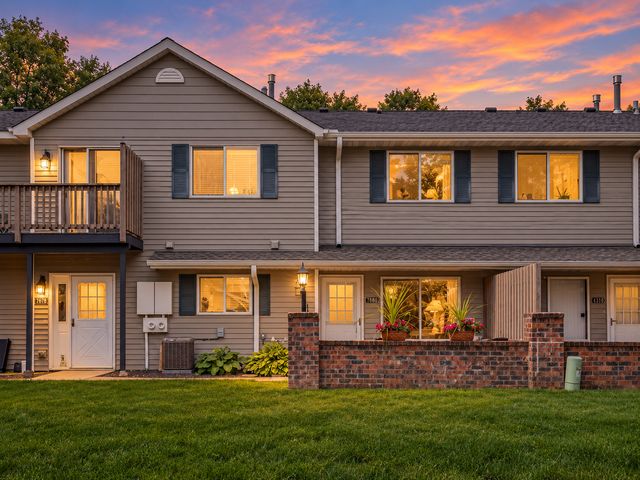 7680 13th Street N, Oakdale, MN 55128
