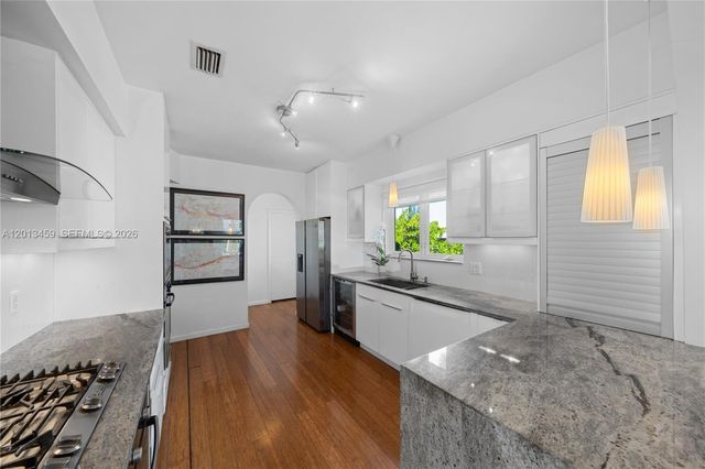 1281 S Venetian Way, Miami, FL 33139