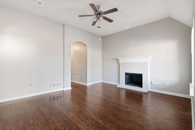 5877 HICKORY COMMONS LN, Memphis, TN 38141