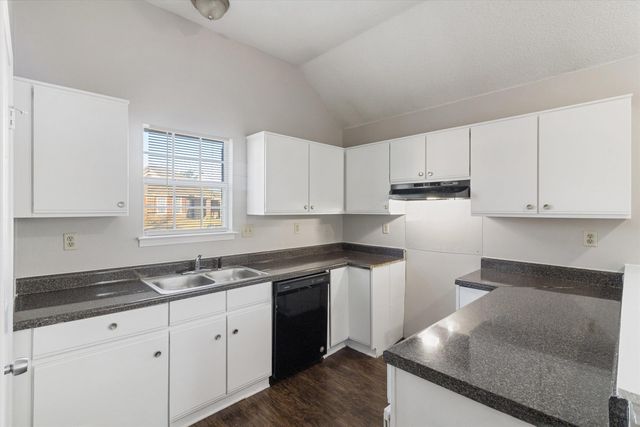 5877 HICKORY COMMONS LN, Memphis, TN 38141