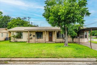 985 N Chambers ST, Giddings, TX 78942
