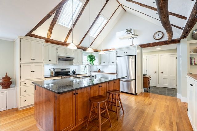 274 South St, Medfield, MA 02052