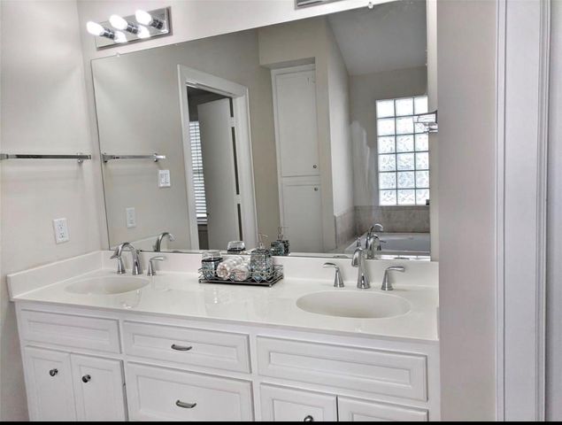 3730 Main Poplar Dr, Houston, TX 77025