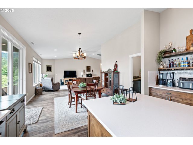 962 S 66TH Pl, Springfield, OR 97478
