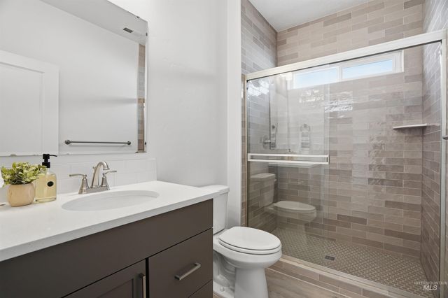 7608 E Dixon St, Nampa, ID 83687