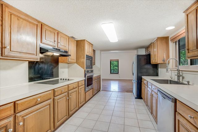 105 Fallbrook CT, Lakeway, TX 78734