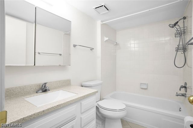 5773 Gage LN 104B, Naples, FL 34113