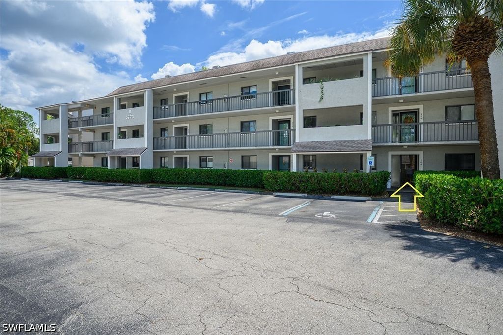 5773 Gage LN 104B, Naples, FL 34113