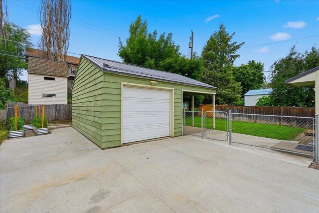 5911 N Braeburn Dr, Spokane, WA 99205