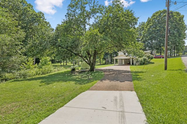 630 Lakeview Cir, Tennessee Ridge, TN 37178