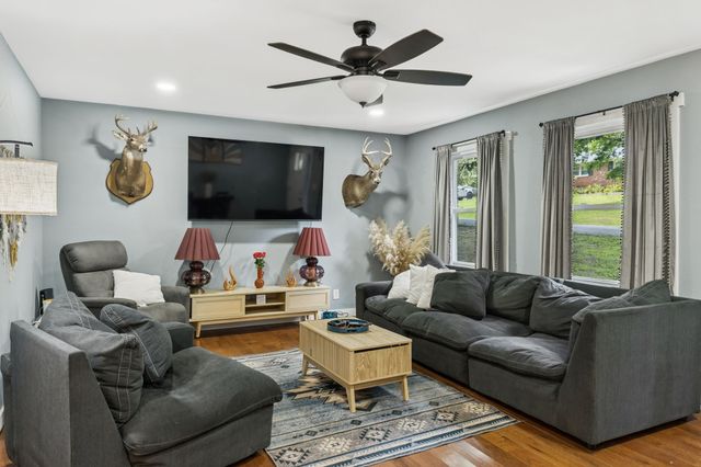 630 Lakeview Cir, Tennessee Ridge, TN 37178