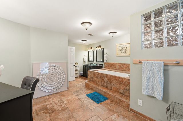 1518 LAKESIDE DR W, Canyon Lake, TX 78133