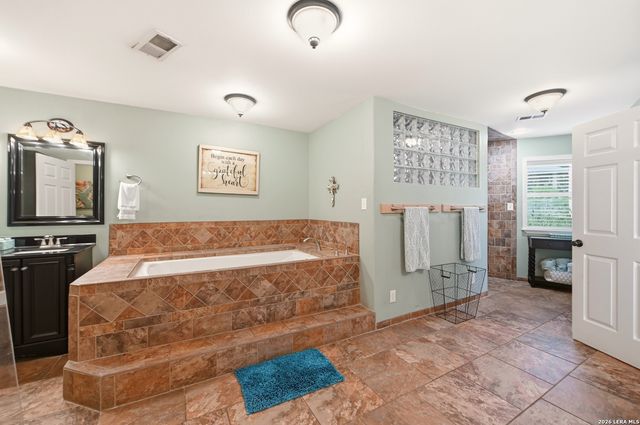 1518 LAKESIDE DR W, Canyon Lake, TX 78133