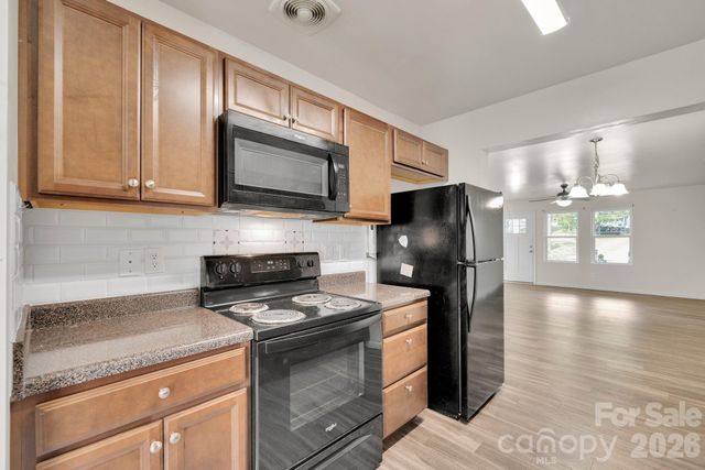 372 E Mills Avenue, Mooresville, NC 28115