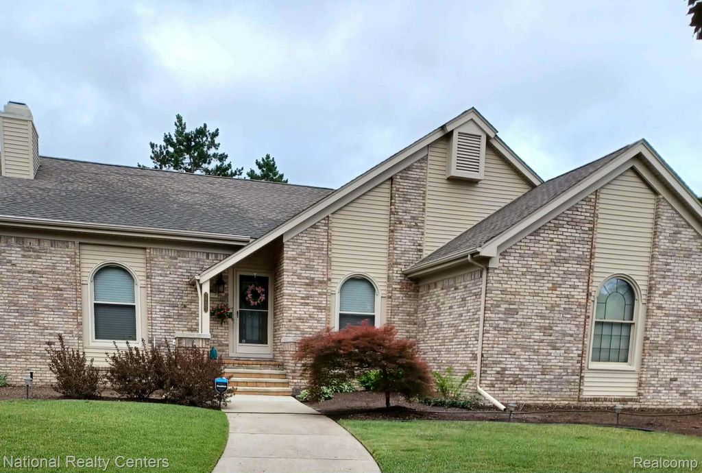 34653 Pembroke Avenue, Livonia, MI 48152