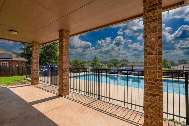 1809 Hunters Ridge Drive, Shawnee, OK 74804