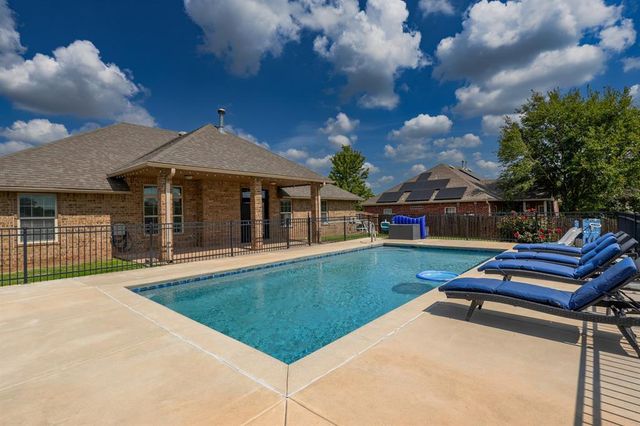 1809 Hunters Ridge Drive, Shawnee, OK 74804