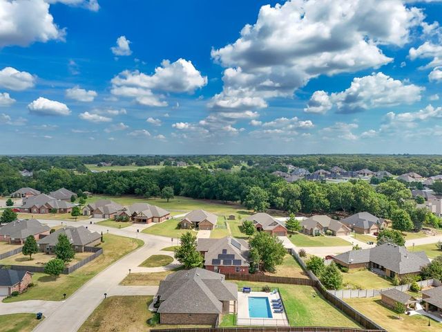 1809 Hunters Ridge Drive, Shawnee, OK 74804